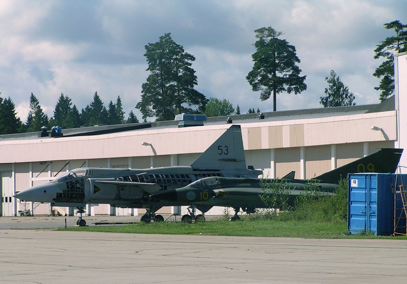 Prototyp 37-3 på Skavsta 2005-08-12. Till höger står J 35F Draken nr 35609. Foto: Sven-Erik Jönsson