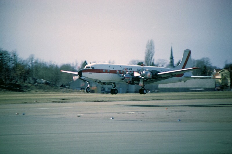 Douglas DC-7B, SE-ERM med namn Gävle på nosen. Året är 1967. Diabild ur Sven Stridsbergs samling.