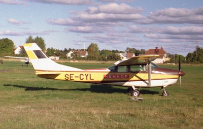 SE-CYL på Norrtälje flygplats 1978. Foto: Lennart Arjevall