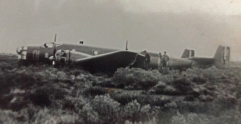 Nödlandning på Ramlamossen vid Mjäldrunga öster om Herrljunga den 1951-06-21. Foto via Tomas Lindblom.