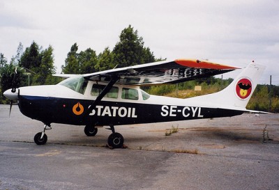 SE-CYL på Örebro flygplats 10 juli 2001.