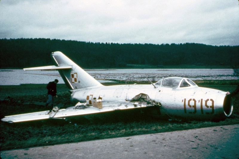 MiG-15 efter nödlandningen i Veddige den 7 november 1957. Vädret var helmulet, disigt med molnundersida ca 200 meter, <br />så piloten måste haft en stor tur att ha ett landningsbart fält framför sig när han kom ur molnen efter att bränslet tagit slut.