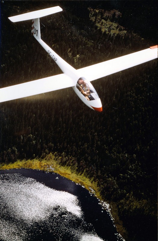 SE-THP troligen 1976 i närheten av Rommehed. Foto ur Flygrevyn / Christina Lindbergs donerade samling.