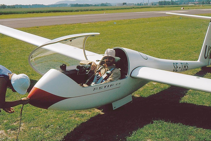 SE-THS ca 1976. Plats ej känd. I flygplanet sitter Gunnar Karlsson. Foto: Åke Gustavsson