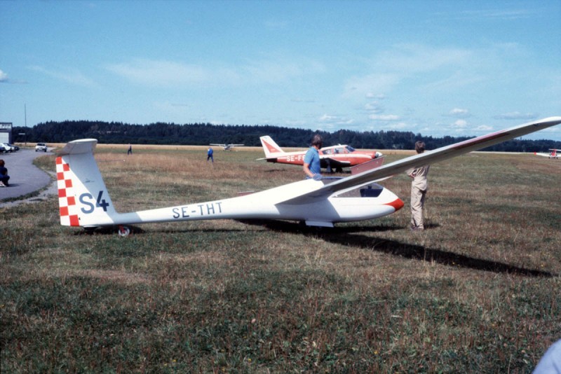 SE-THT på Trollhättan-Vänersborgs flygplats flygplats 1983. Foto: Freddy Stenbom.