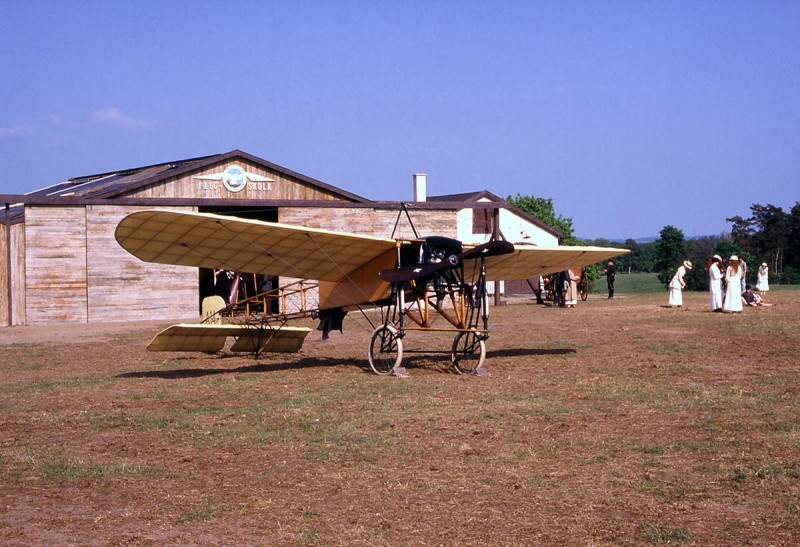 Scenen föreställer Thulins flygskola på Ljungbyhed, här Mikael Carlsons Blériot XI. Var byggdes denna scen upp och när togs detta foto?