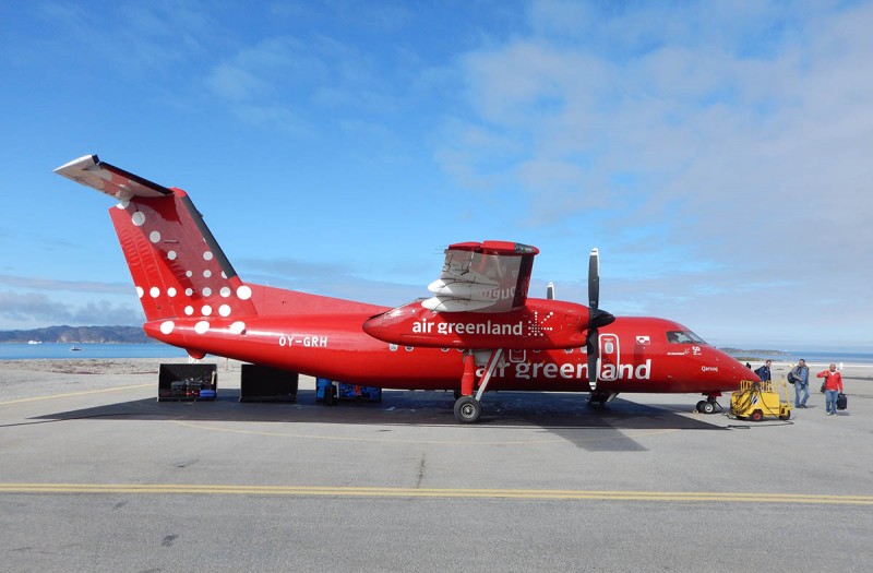 OY-GRH, Dash 8 på Aasiaat flygplats.