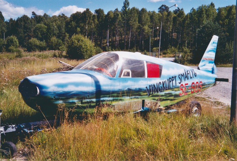 SE-EOB, vid Tullinge flygplats augusti 2003, målad med text &quot;Vingklippt småflyg&quot; och fiktiv registrering SE-SOS, som en protest mot <br />nedläggningsbeslut för Tullinge flygplats. Foto: Tor Johnsson