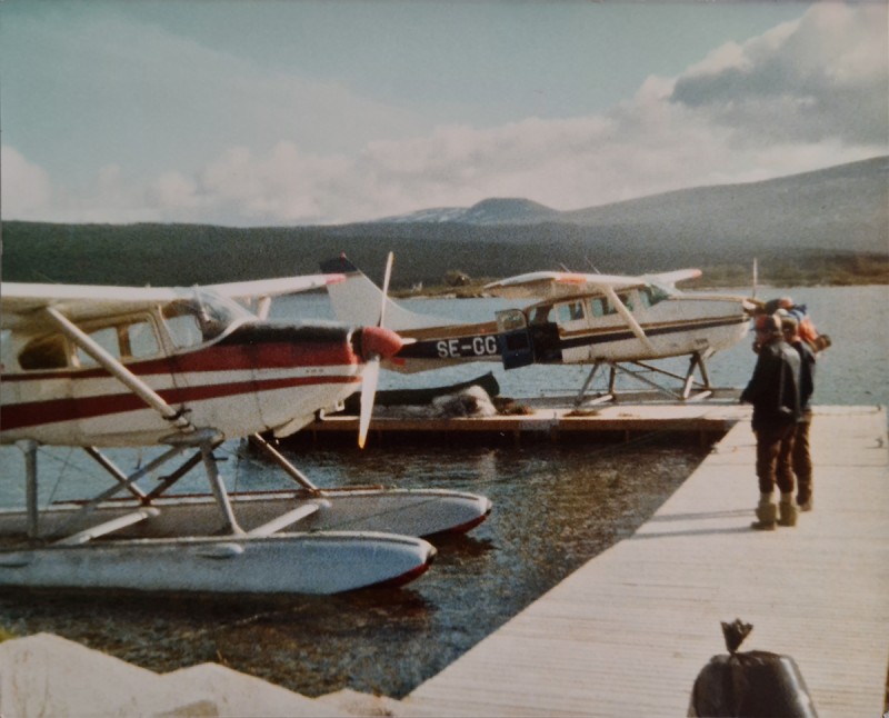 Närmast till vänster Cessna 180B, SE-CNY och längst bort ligger SE-GGY med bakre dörren öppen, vid Mavas sameläger <br />på 1970-talet. Foto: P. Evenström.