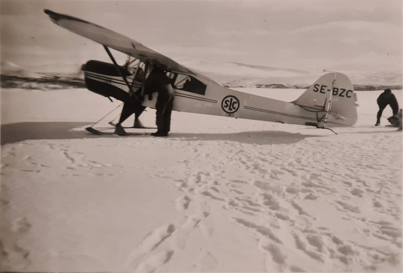 SE-BZC på isen på Mavasjaure, Arjeplog i april 1955. Foto: Roald Evenström.