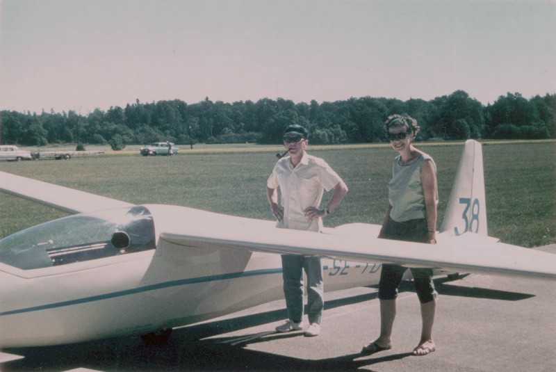 Sture och Carin Jerstedt, Uppsala vid sin privata Scheibe SF-27, SE-TDT, tävlingsmärkt nr 38 vid DM i segelflyg i Arboga 1966.<br />Foto via Thorsten Fridlizius.