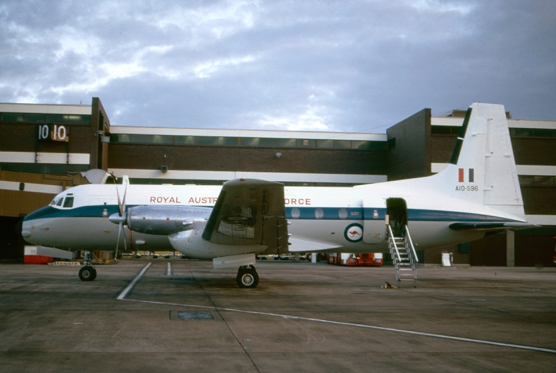 A10-596 ur RAAF (Royal Australian Air Force), på Sydney Intl. Airport mars 1974. Blev senare SE-LIF.<br />Foto ur Sven Stridsbergs donerade samling, fotograf okänd.