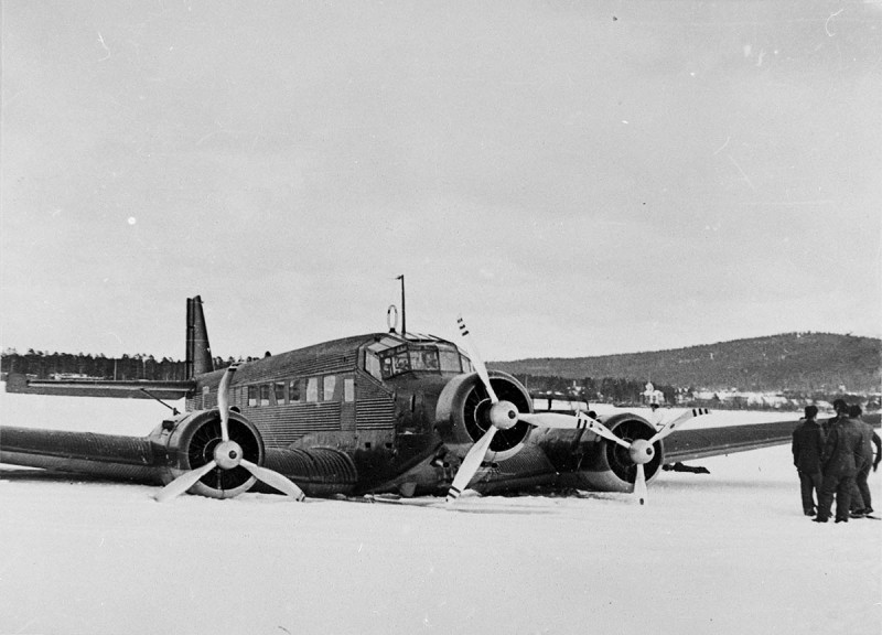 Tp 5, nr 907 (SE-AFA) har gått genom Siljans is vid Rättvik. Fotot taget dagen efter, den 21 februari 1944.<br />Foto ur Sven Stridsbergs donerade samling.