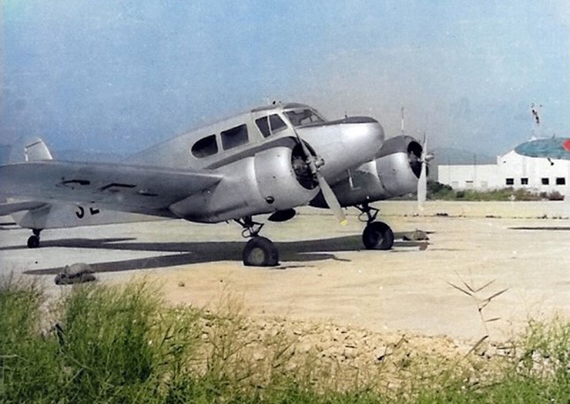 SE-ASD i Spanien. En (färgad) bild från min vän Leandro Escorsell från bloggen, leandroaviacion. Bilden togs på El Prat, <br />Barcelonas flygplats, och av skäl som han inte kände till stod den parkerad i militärzonen alldeles nära havet, där det <br />fanns mycket sand, vilket fick hjulen att sjunka.