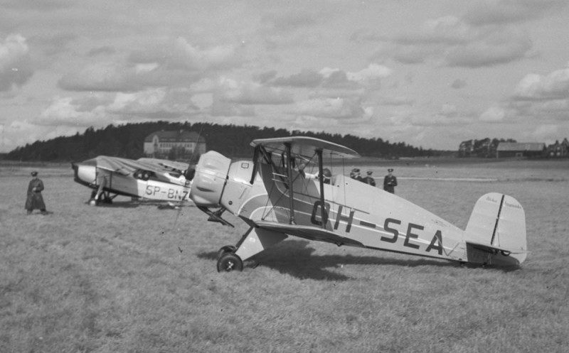 Fotot är taget 1938-1939 av Staffan Alm och kommer från Erik Bratts donerade samling. I beskrivning till fotot anges <br />&quot;Troligen vid flygdagarna 10-11 sept 1938 då tyske världsmästaren i konstflyg, Gerd Achgelis passade på att göra <br />uppvisningar på Bromma innan han levererade planet till Finland&quot;.