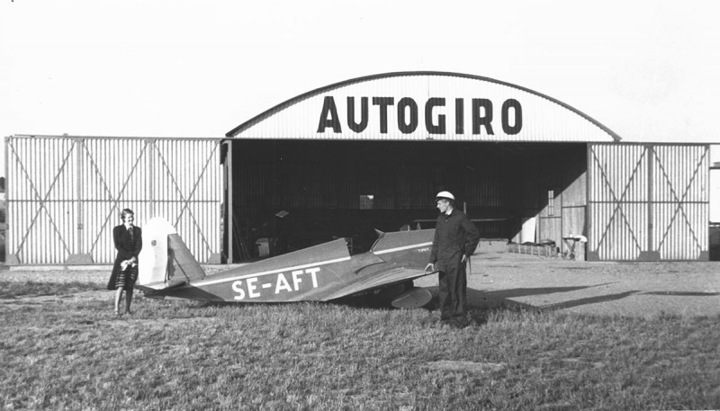 Tipsy S-2, SE-AFT framför Rolf von Bahr's hangar på Bromma. Vid flygplanet står till höger Erik Bratt och till <br />vänster Ilsabe, då nyförlovad med Erik, senare hans hustru. Fotot daterat 1938-1939. Foto ur Erik Bratts donerade samling.