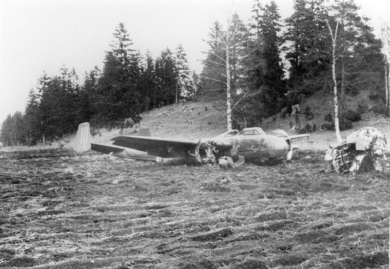 B 18A nr 18112 efter haveriet den 1944-11-16. Flygplanet märkt kod F 1 - 10.<br />Foto ur Sven Stridsbergs donerade samling.