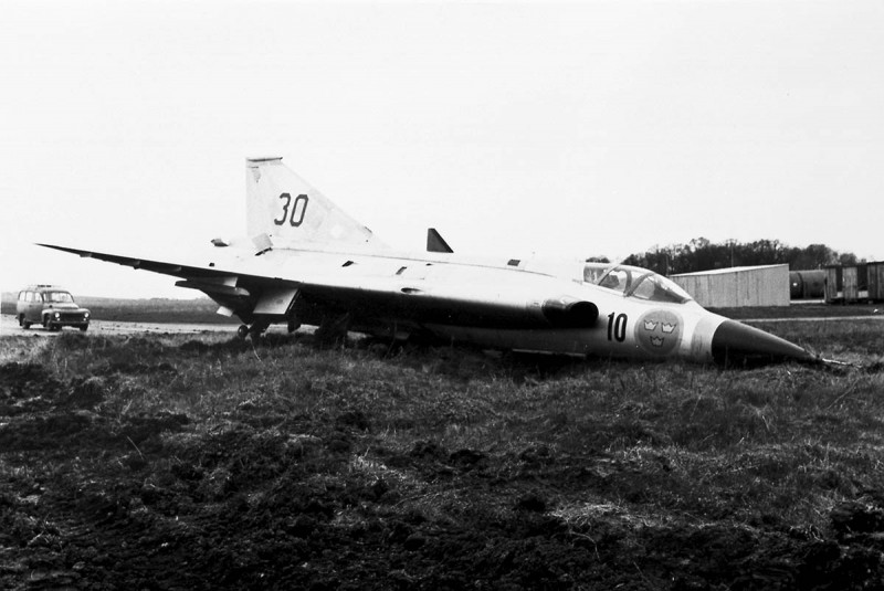 Fpl 35377 efter landningsmissöde på F 10, Ängelholm den 11 maj 1966. Foto ur Sven Stridsbergs donerade samling.