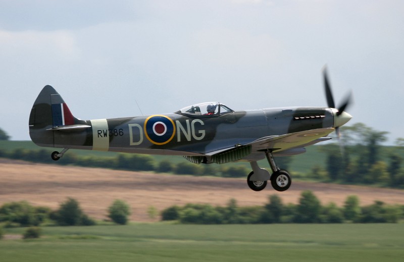 Spitfire LF Mk.XVIe RW386/G-BXVI gör studs och gå på Duxford tisdagen den 29 maj 2007 med Bertil Gerhardt vid spakarna. <br />Foto: Peter Arnold