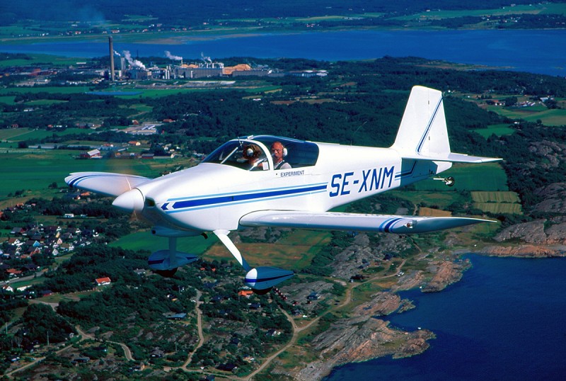 SE-XNM i luften norr om Varberg i juni 1996. Foto: Freddy Stenbom.