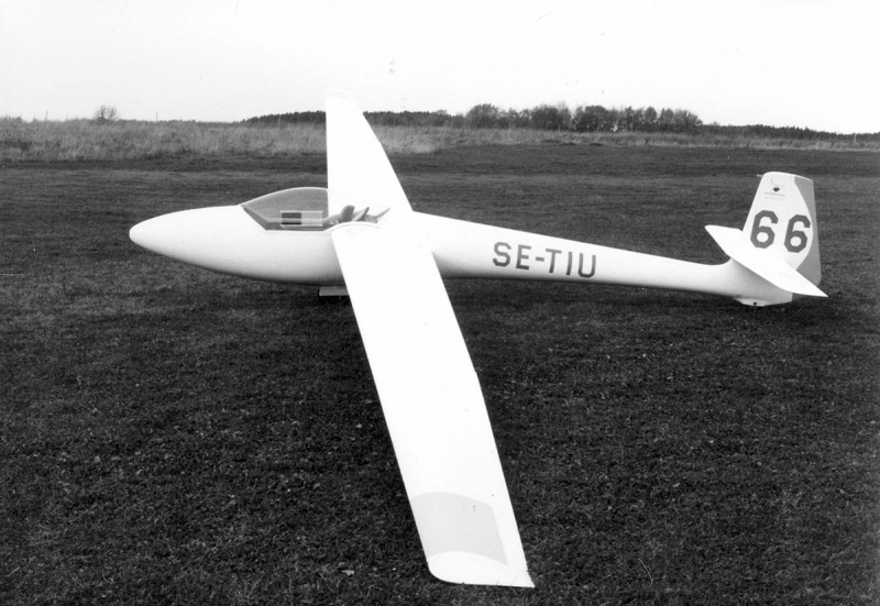 SE-TIU, ca 1975, plats ej känd, foto ur Flygrevyns donerade samling, okänd fotograf