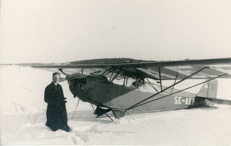 Här har han hamnat i riktigt djup snö. På baksidan notering enligt nästa bild.