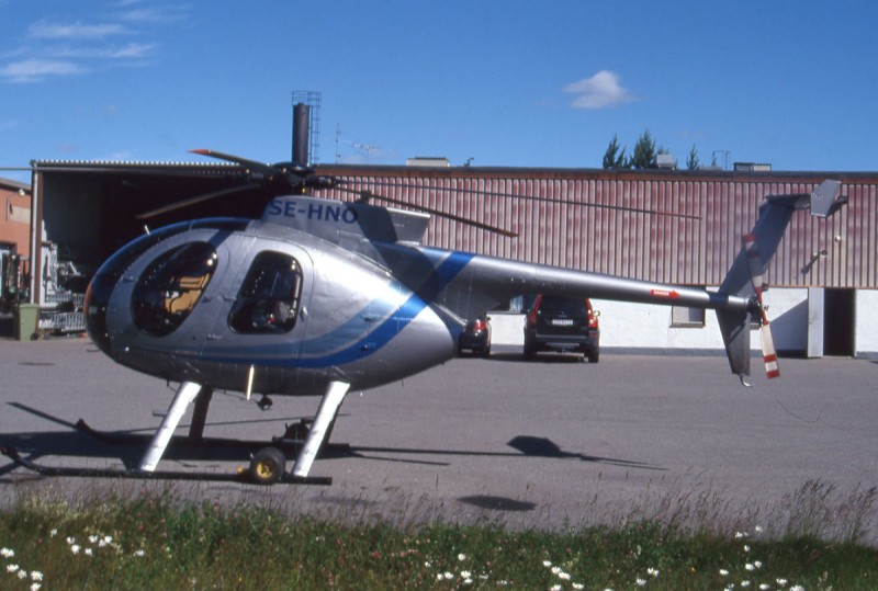 SE-HNO vid Malmskogen, Linköping 2005-06-18. Helikoptern renoverad efter tidigare haveri i Tyskland. Foto: Jonny Andersson