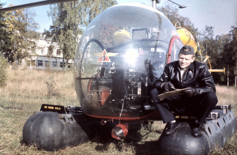 Helikoptern är möjligen SE-HAN och bör vara taget någon gång 1960-1963. Men var är det taget och vem är mannen? <br />Foto Erland Jonsson via Stefan Jonsson.