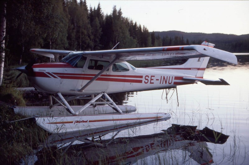 SE-INU förtöjd vid sjöstrand vid Ljustorp, Timrå kommun den 1987-08-24. Foto: Hans Wallin.