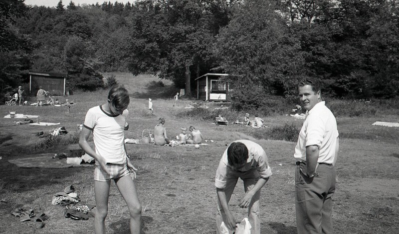 Bild 7. Två segelflygelever från Skärstad, fr.v. elev A, elev C och bogserföraren Geijje Sundell vid Jerusalemsbadet vid Vätterns strand.