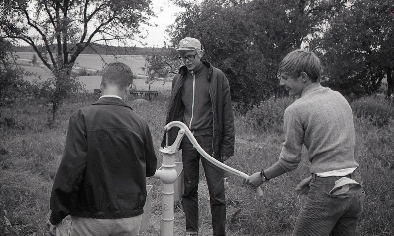 Bild 4. De tre eleverna pumpande tvättvatten med Skärstads vattenpump. Från höger Elev A, Elev B och Elev C.