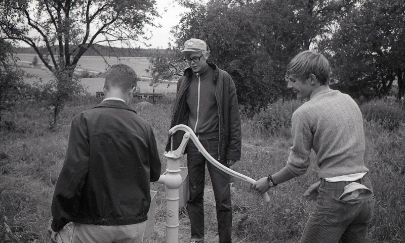 Bild 4. De tre eleverna pumpande tvättvatten med Skärstads vattenpump. Från höger Elev A, Elev B och Elev C.