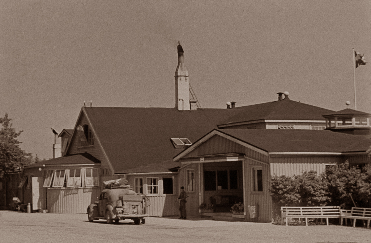 Med hänsyn till bilen med gengasaggregatet, så bör fotot vara taget omkring 1940-1945. Foto ur Sven Stridsbergs donerade samling.