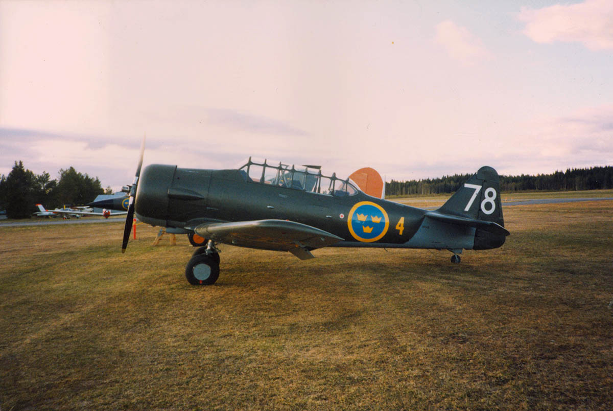 Sk 16, nr 16145 på Ope-fältet, ca 1995. Flygplanet är här nyrenoverat för Flyg- och Lottamuseet, Optand. Fotograf okänd.