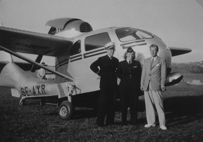 SE-AXR på Torslanda 1947. Framför flygplanet står Olle <br />Fredriksson, Vera Strodl och Arne Gundersen från Eskilstuna Flyg.