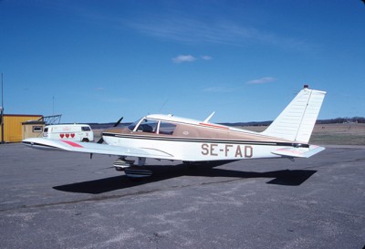 SE-FAD framför Halmstad Flygklubbs hangar 1982.<br />Foto: Sven-Erik Jönsson