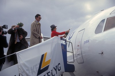 Drottning Silvia döper Linjeflygs nya Fokker F.28-4000 Fellowship<br />SE-DGS till &quot;Svea&quot; vid en ceremoni i på Bromma 1986.<br />Foto ur Freddy Stenboms donerade samling.