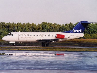 SE-DGX i Air Botnia's färger på Arlanda den 4 juli 2000.<br />Foto via Lars E Lundin