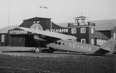 SE-AHA på Torslanda. Nils-Olof Andersson har vänligen bidragit <br />med detta foto till SFF arkiv. Bilden kommer ursprungligen från <br />Urban “Pysen” Lindéns samling, som Nils-Olof fick tillgång till via <br />dottern Pia Lindén i samband med arbetet med boken om <br />&quot;Torslanda - Flygplatsen på framsidan&quot; som utkom 2007.