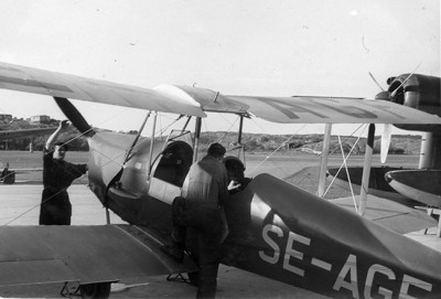 Arnold Fredriksson och Urban Lindéns drar igång SE-AGF på Torslanda 1946 eller 1947.<br />Efternamn på Arnold okänt.