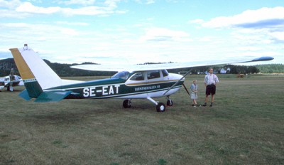 SE-EAT på Strömstad Näsinge flygplats den 7 augusti 1994.<br />Foto: Sven-Erik Jönsson