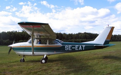 SE-EAT på Siljansnäs flygplats den 14 augusti 2004.<br />Foto: Martin Sund