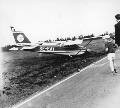 SE-EAY efter en misslyckad landning, troligen i <br />Smålandsstenar i början på 1970-talet.