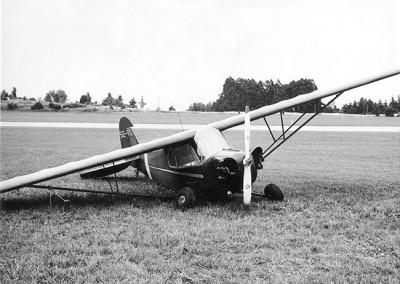 SE-ATU efter haveri, hård landning vid landningstävlan 1957-08-11.<br />På fotobaksida står noterat: &quot;Pricklandning under tävling, <br />&quot;Jag har gjort hårdare landningar tidigare&quot;