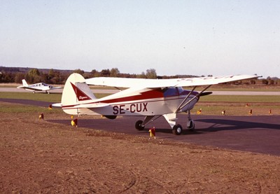 SE-CUX på vid Ljungbyhed flygklubbs platta på F 5.<br />Foto: Walther Vetterlein