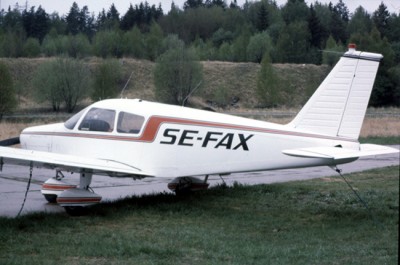 SE-FAX 1990-05-25. Plats okänt. År 2010 hade flygplanet <br />samma dekor som översta bilden, dock var fenan vit.<br />Diabild skannad ur Freddy Stenboms samling.