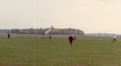 Här har SE-FAZ just ställt sig på nosen på Johannisberg, Västerås, ca 1966-1970.<br />Tacksam för uppgift om datum.