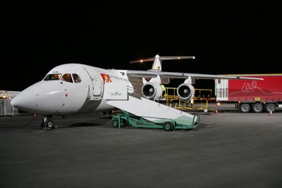 SE-DRN på Oslo Gardermoen 2007, lastning av post, operatör <br />West Air. Foto ur Freddy Stenboms donerade samling.