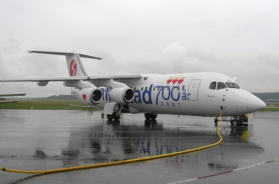 SE-DSO på Halmstad den 2006-08-20. Skyways logga på fenan <br />samt målad på höger kroppsida &quot;Halmstad 700 år - 2007&quot;. <br />På vänster kroppsida finns Skyways logga. <br />Foto: Sven-Erik Jönsson