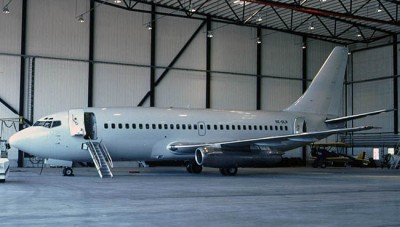 SE-DLR i hangar på Arlanda den 13 maj 1990.<br />Foto: Tommy Lakmaker